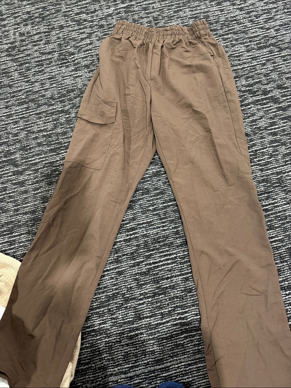 Men's Brown Elastic-Waist Cargo Pants with Side Utility Pocket